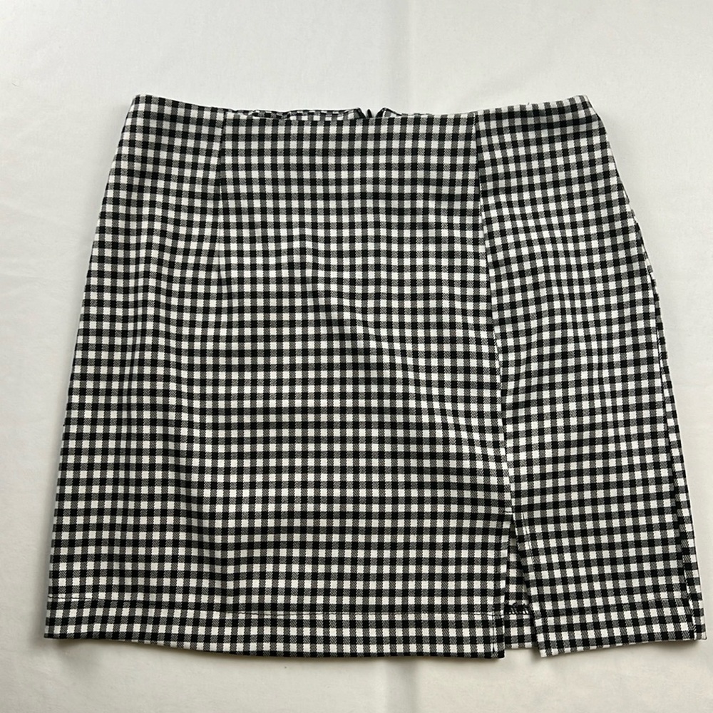 Wild Fable - Womenโs Skirt - Black and White Plaid - Size 6 - Bottom Slit